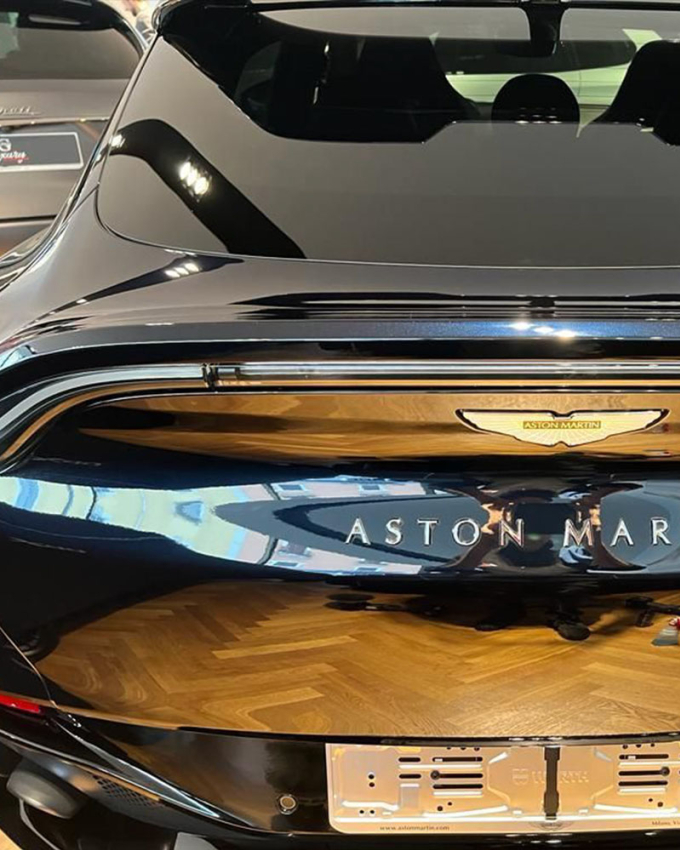 Aston Martin DBX nera trattata e lucidata con finitura brillante by Splendid Car.