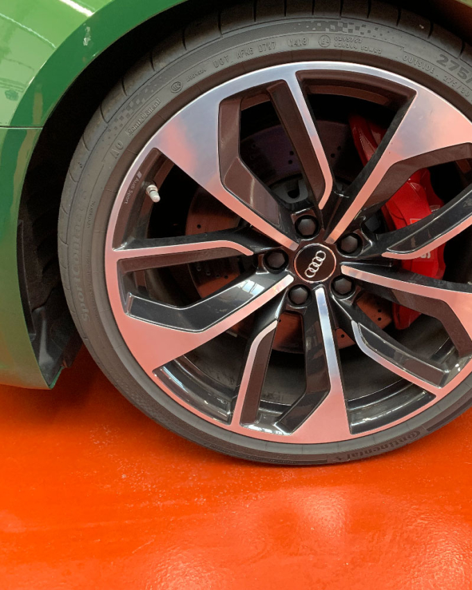 Audi RS4 con trattamento detailing e lucidatura ruote eseguiti da Splendid Car.