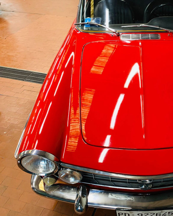 Auto d’epoca rossa lucidata e restaurata con cura artigianale da Splendid Car.